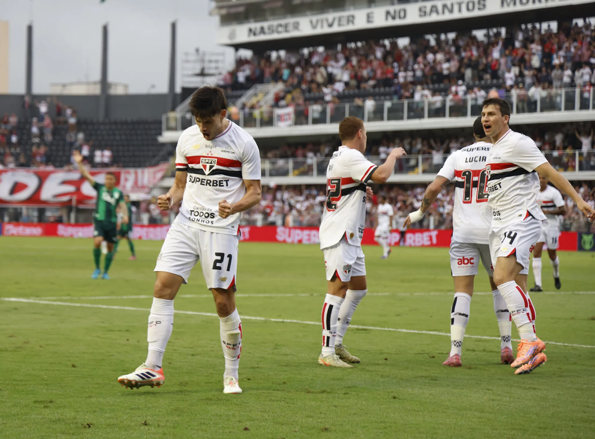 São Paulo vence Juventude na Vila e segue na briga por Libertadores