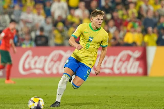 Dell, o Haaland do Sertão, recebe Chuteira de Bronze do Mundial Sub-17