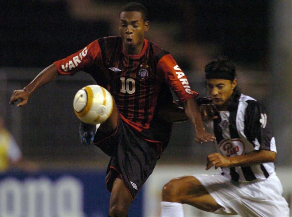 Fernandinho começou a carreira como camisa 10 do ainda Atlético-PR, hoje Athletico - AGUIAR LOPEZ/EFE