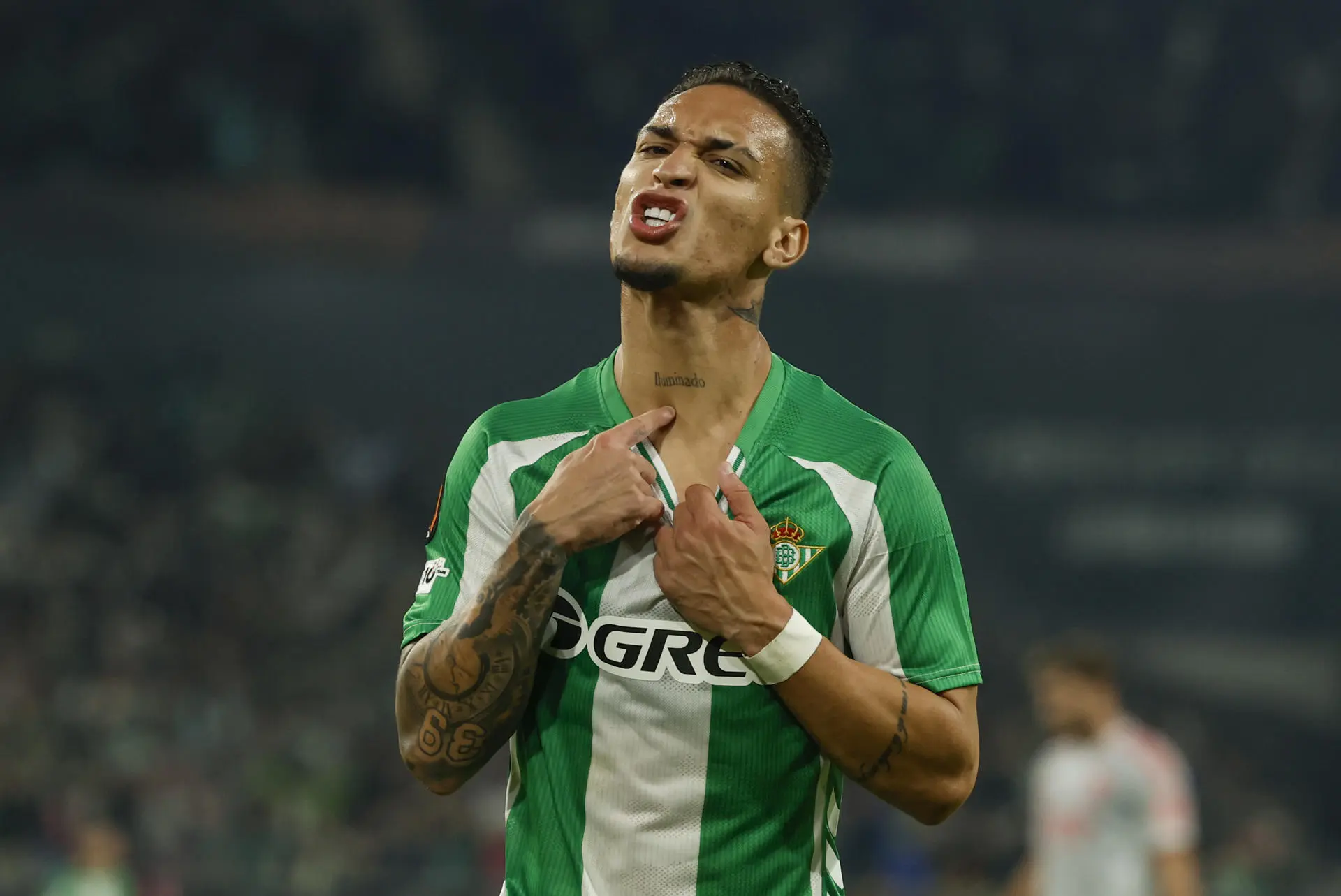 Antony supera Denilson em gols pelo Bétis com 160 jogos a menos