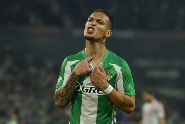 Antony supera Denilson em gols pelo Bétis com 160 jogos a menos