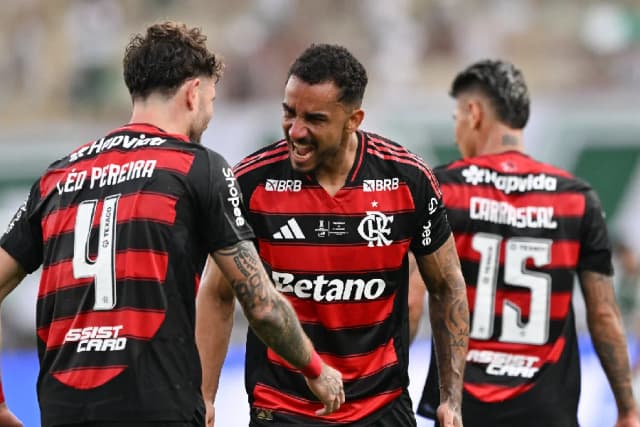 Flamengo comemora Libertadores, mas ainda tem Brasileiro e Intercontinental