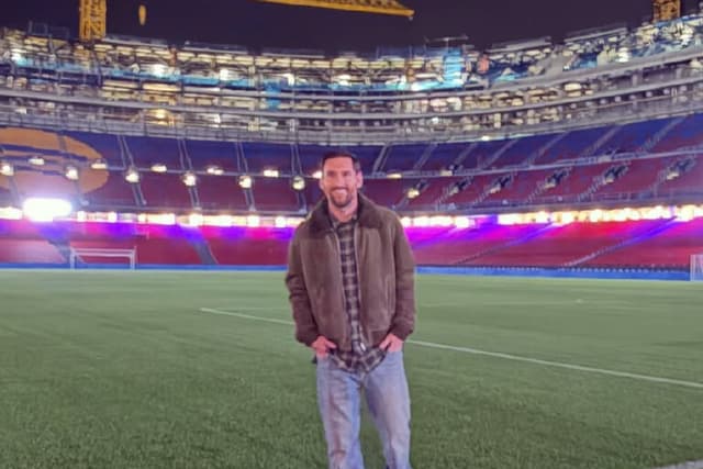 Messi visita Camp Nou e torce por retorno e despedida no Barcelona
