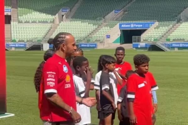 Hamilton bate bola no Allianz Parque em semana do GP do Brasil