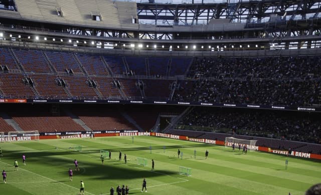 Camp Nou volta a receber torcida após mais de dois anos