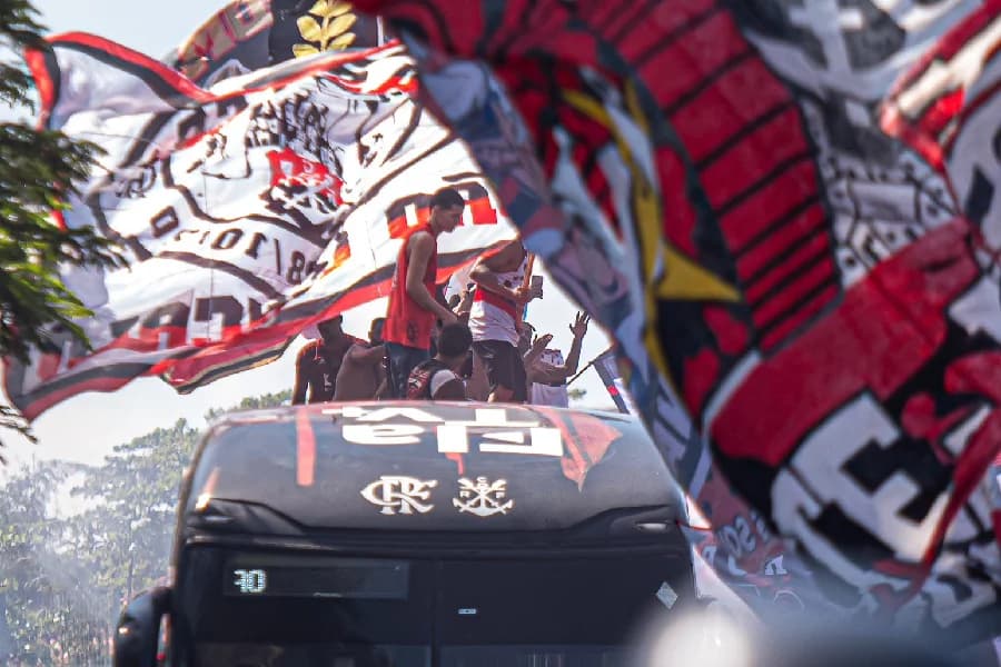 AeroFla tem invasão de torcedores ao ônibus e festa de título