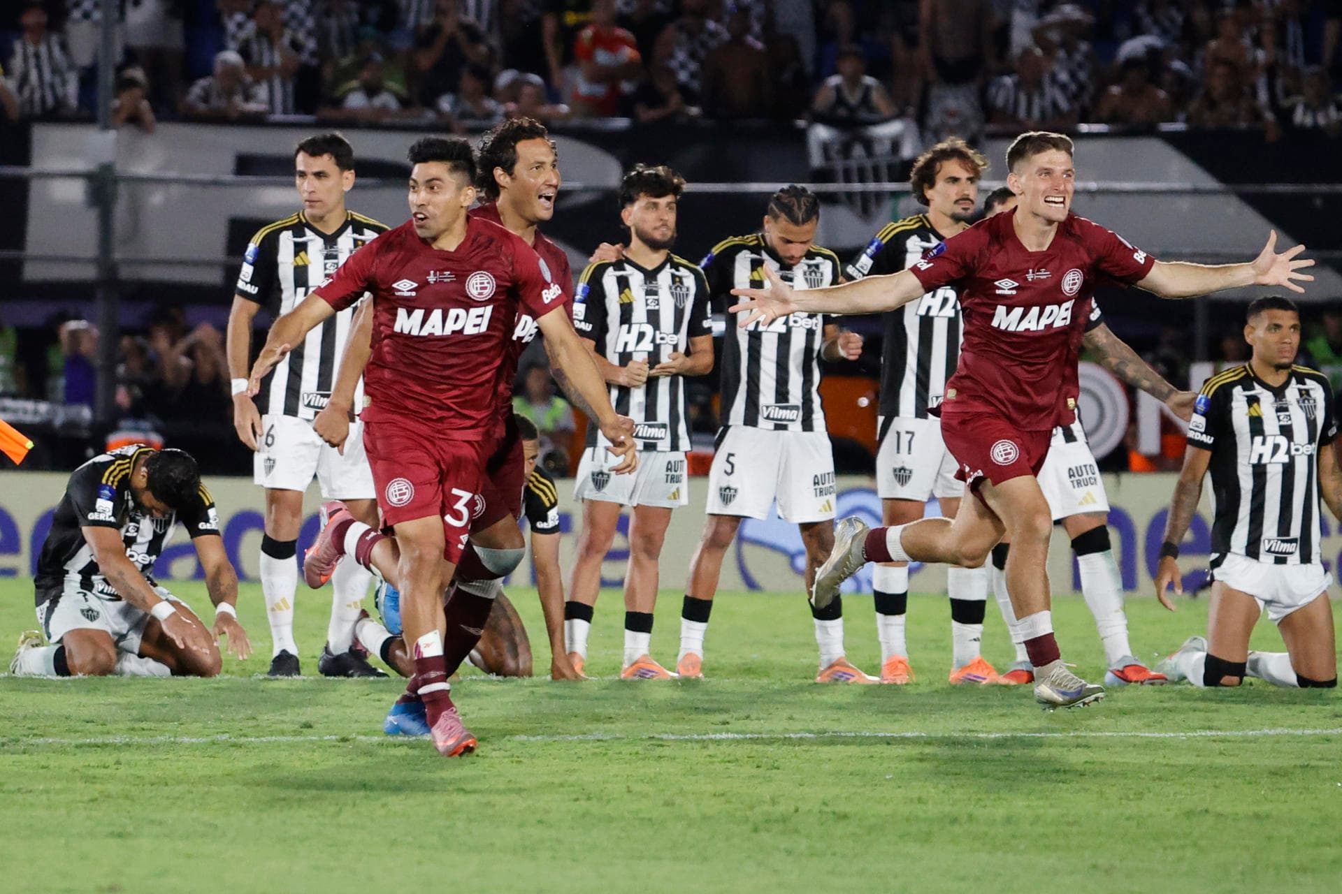 Lanús vence Atlético-MG nos pênaltis e é campeão da Sul-Americana 2025