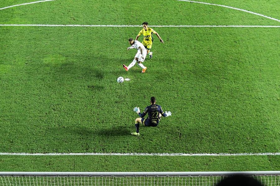 De herói a vilão: Neymar marca, mas comete pênalti em empate com Mirassol