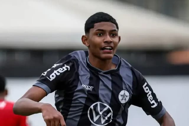 Bahia vence disputa com Flamengo e Palmeiras e contrata joia da base