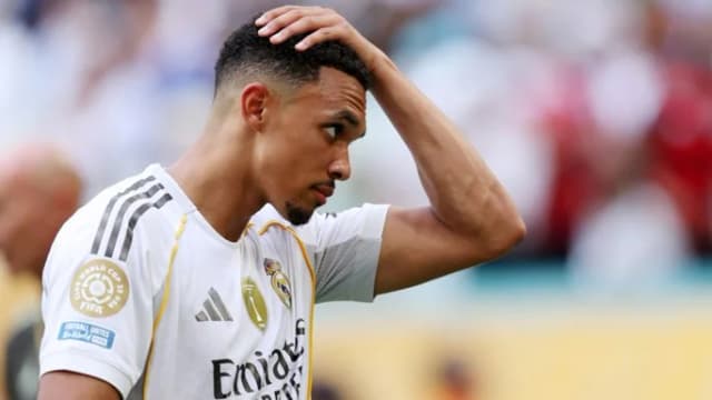 Arnold, Xabi Alonso e jogadores que atuaram por Liverpool e Real Madrid