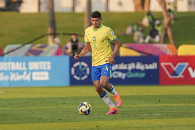 Zagueiro da base do Grêmio é disputado por Chelsea e Manchester United