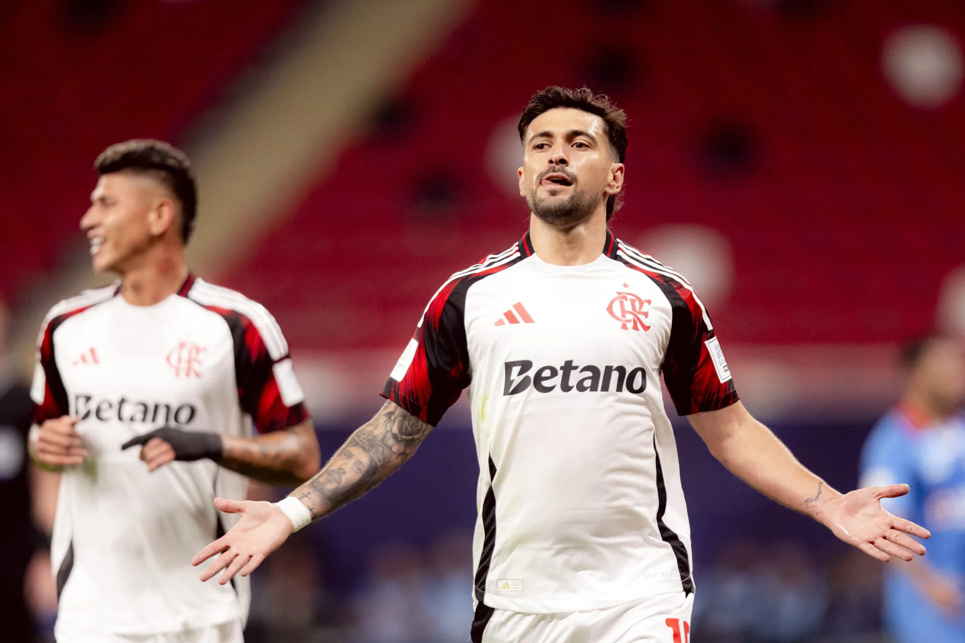 Arrascaeta brilha, Flamengo bate Cruz Azul e avança na Intercontinental
