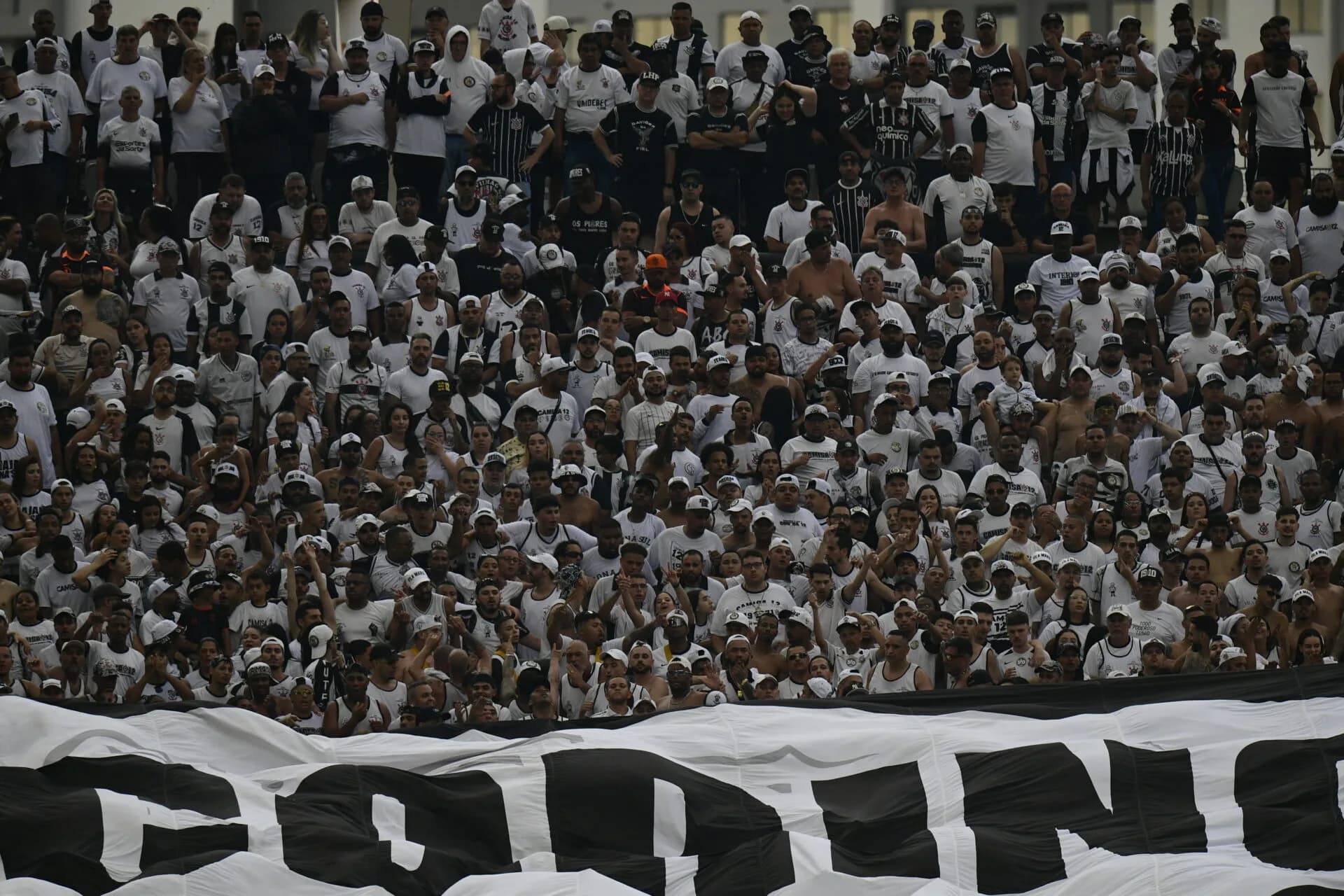 Corinthians vai para oitava final e tenta espantar sina de vices