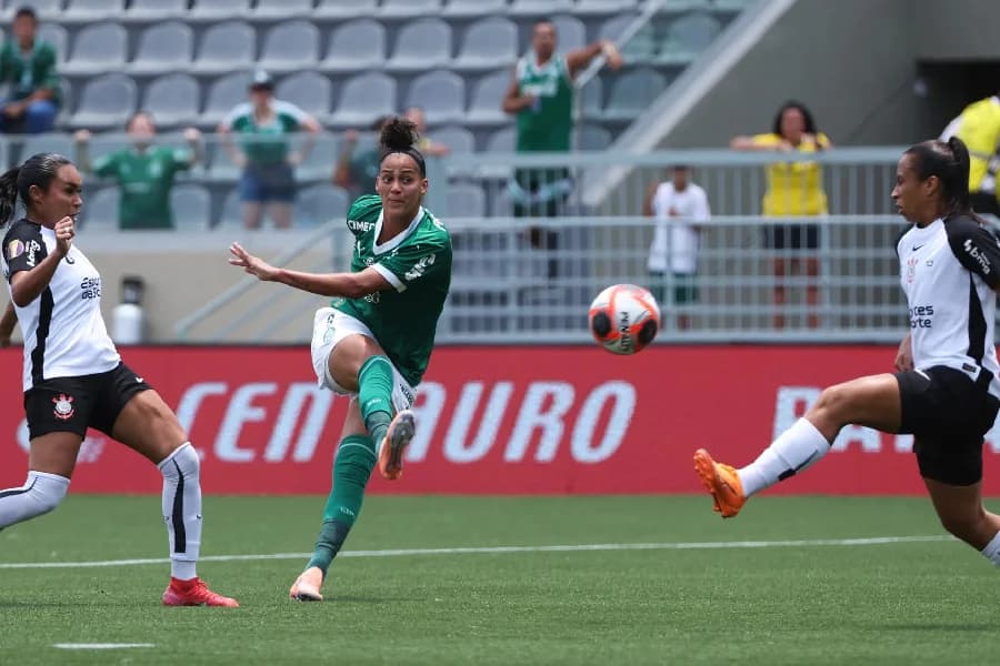 Palmeiras é tetra do Paulistão mesmo com derrota para o Corinthians