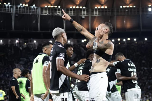 Vegetti desencanta e Diniz elogia: ‘Personifica o que é o Vasco’