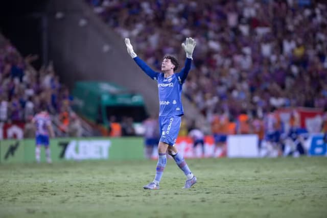 Quem é Brenno, goleiro que virou herói do Fortaleza