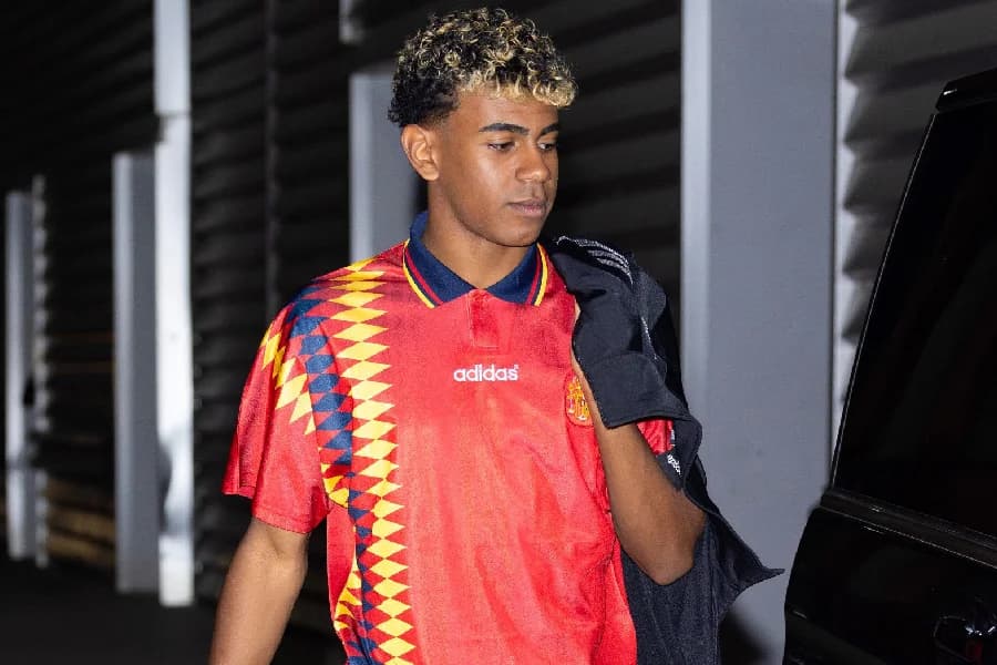 Em clima de nostalgia, Adidas aposta em ‘remakes’ da Copa do Mundo