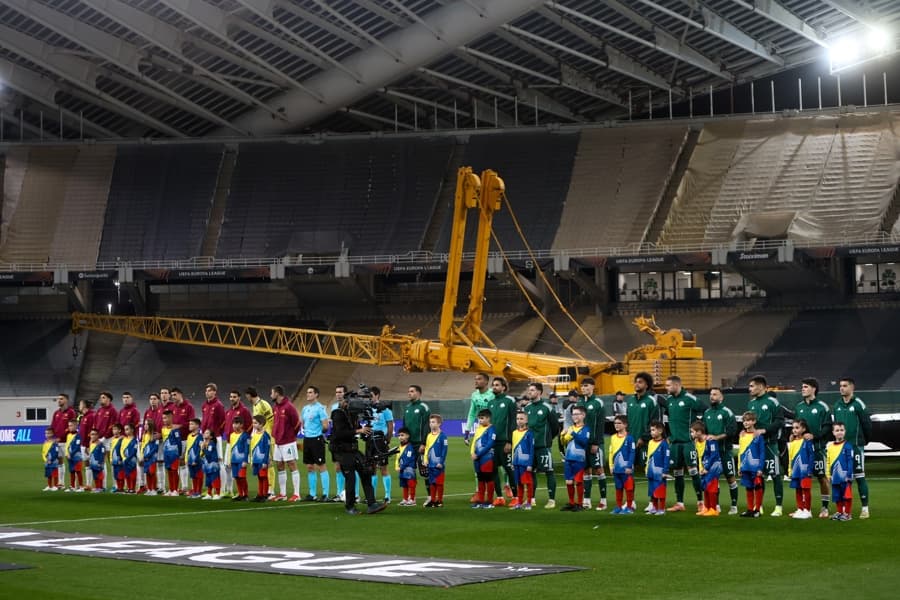 Com um a menos, Roma busca empate e garante vaga direta nas oitavas