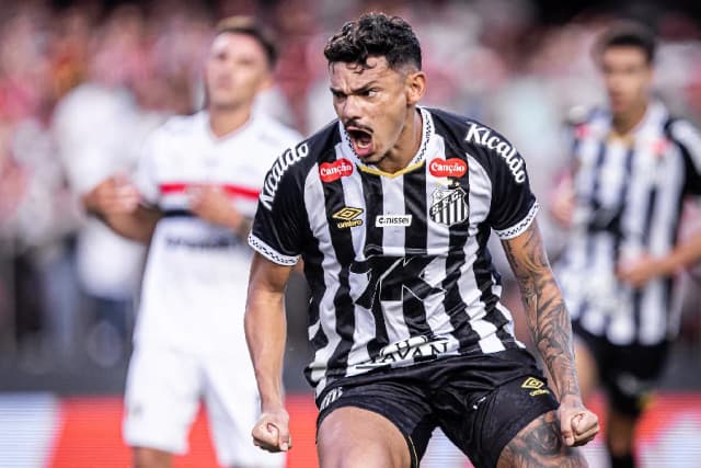 Santos negocia saída de atacante para Coritiba