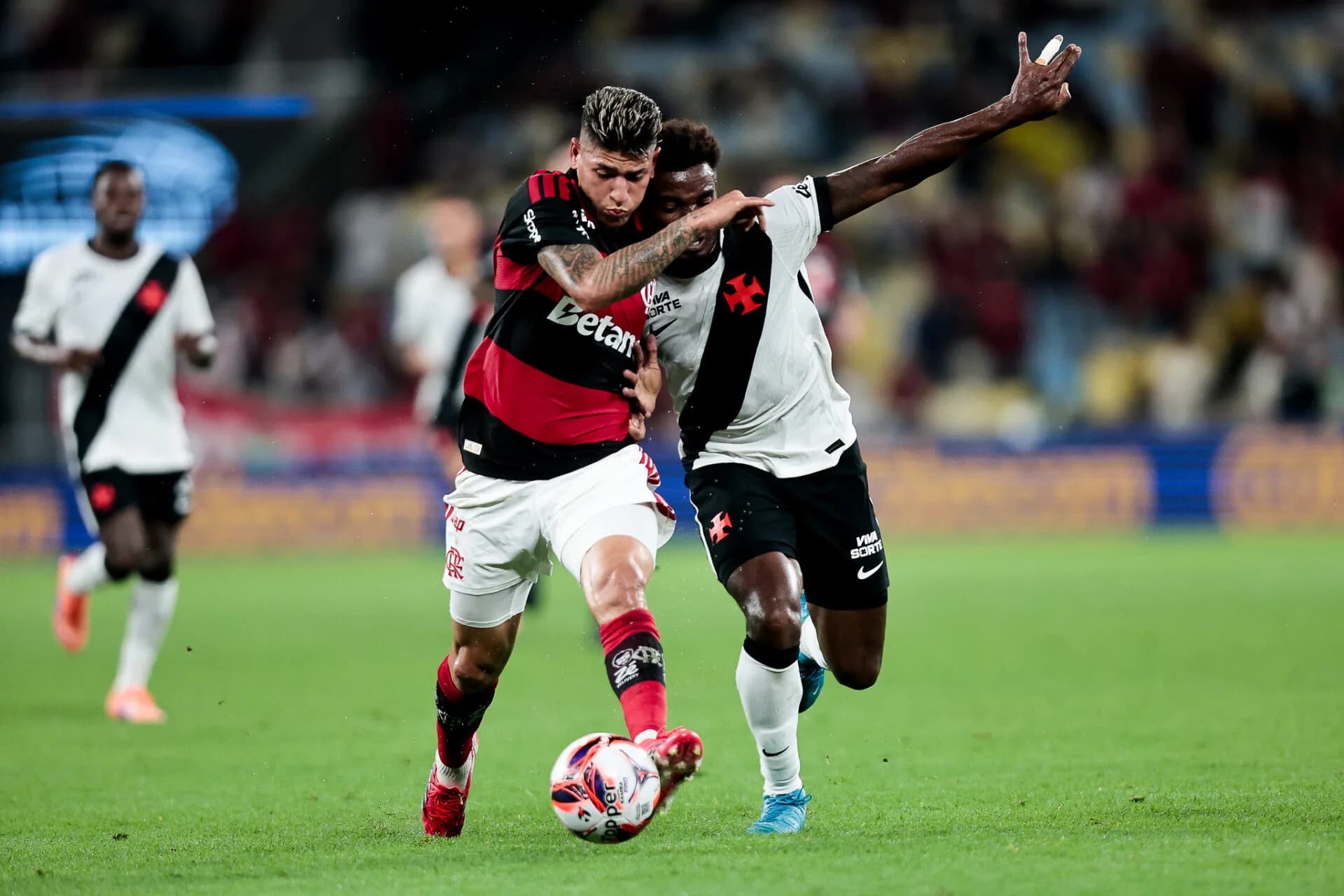 Com um a mais, Flamengo vence o Vasco e respira no Carioca