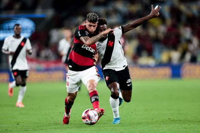 Com um a mais, Flamengo vence o Vasco e respira no Carioca
