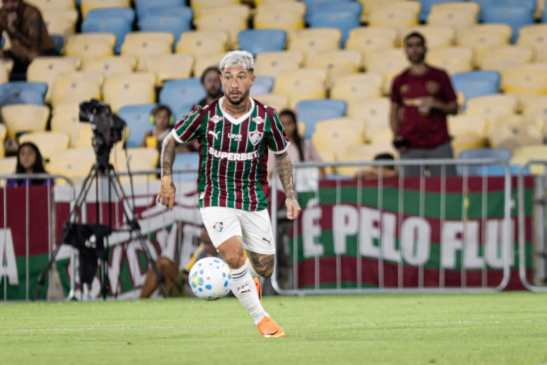 Fluminense impõe ritmo, supera susto final e vence Grêmio