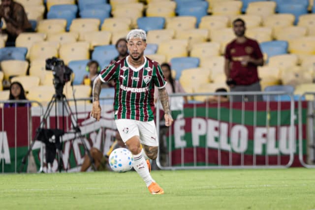 Fluminense impõe ritmo, supera susto final e vence Grêmio