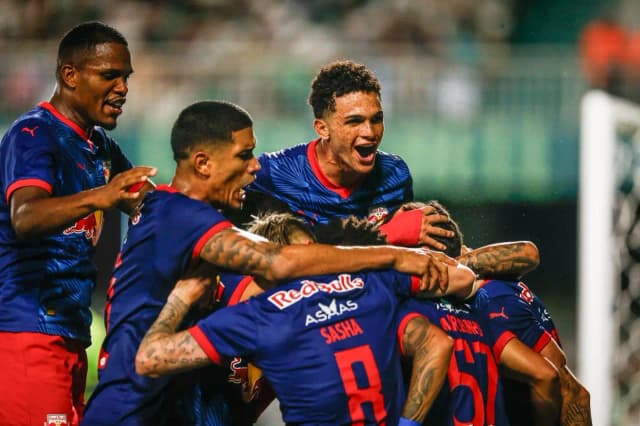 RB Bragantino estreia bem e vence Coritiba nos acréscimos