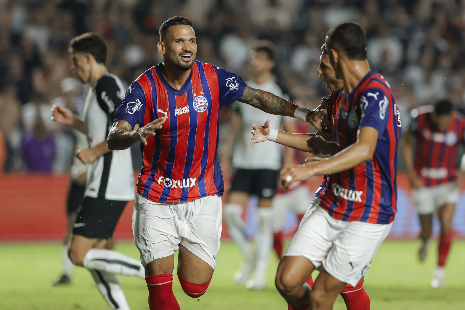 Bahia vira sobre o Corinthians e estreia com triunfo na Vila