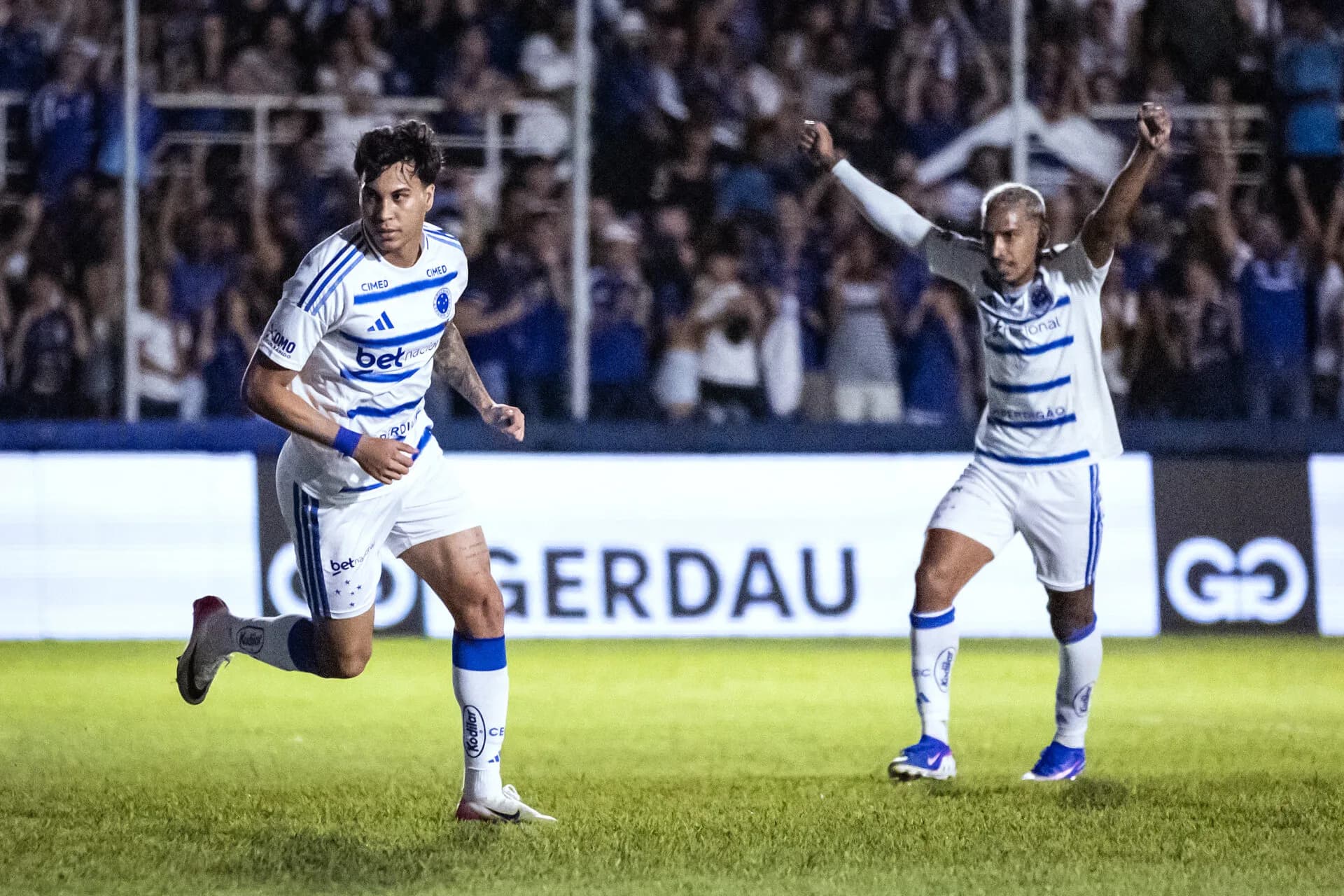 Cruzeiro supera tensão, vence a URT e carimba vaga na semifinal