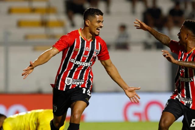 São Paulo vence Ponte Preta, confirma favoritismo e avança no Paulistão