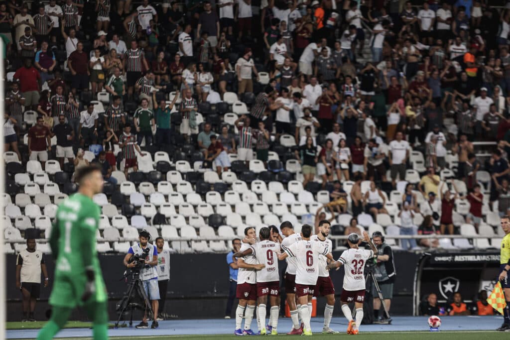 Fluminense supera expulsões, vence Vasco e abre vantagem na semifinal