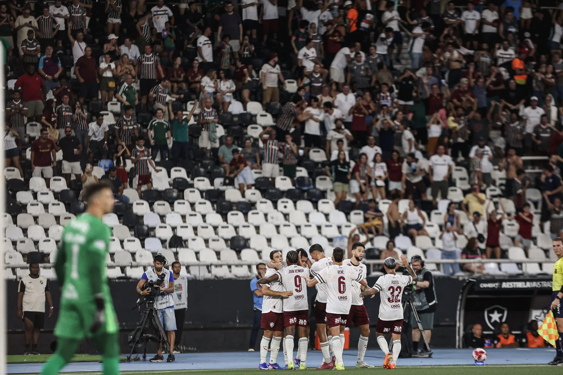 Fluminense supera expulsões, vence Vasco e abre vantagem na semifinal