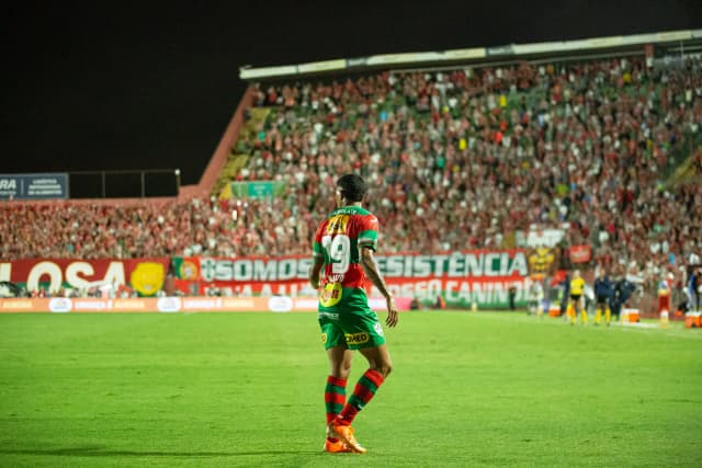 Maceió, da Portuguesa, recebe sondagens de grande carioca