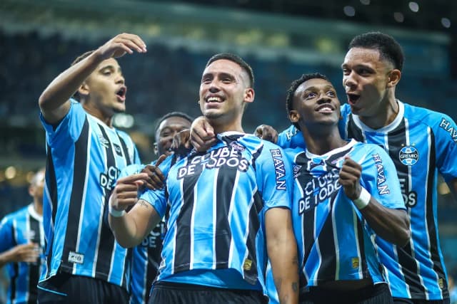 Grêmio supera sustos, vence o Atlético-MG e respira
