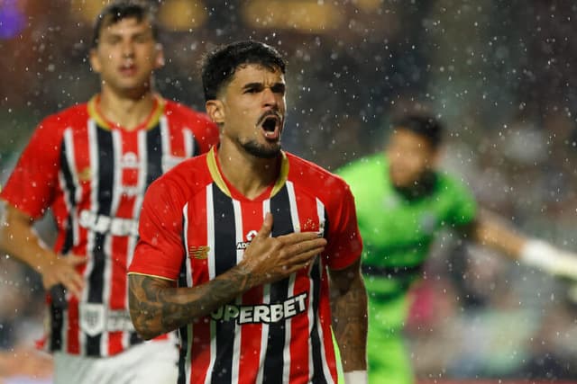 São Paulo supera Coritiba no Couto Pereira e segue invicto