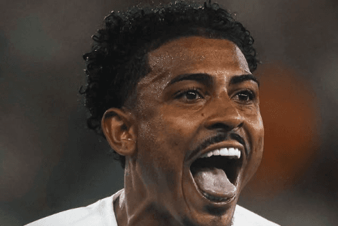 John Kennedy decide, Fluminense supera Botafogo e garante vaga antecipada