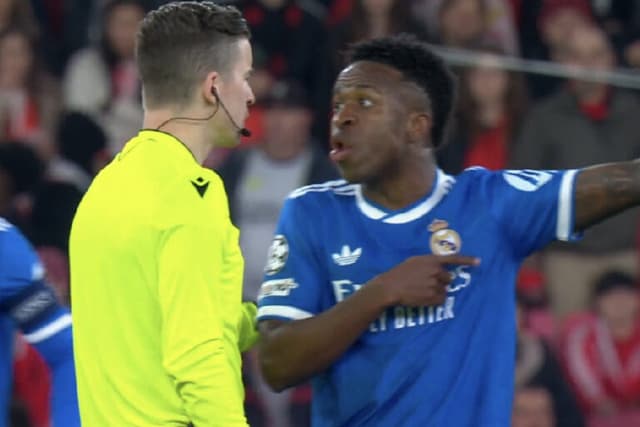 Benfica x Real Madrid: Vini Jr. denuncia racismo e árbitro ativa protocolo