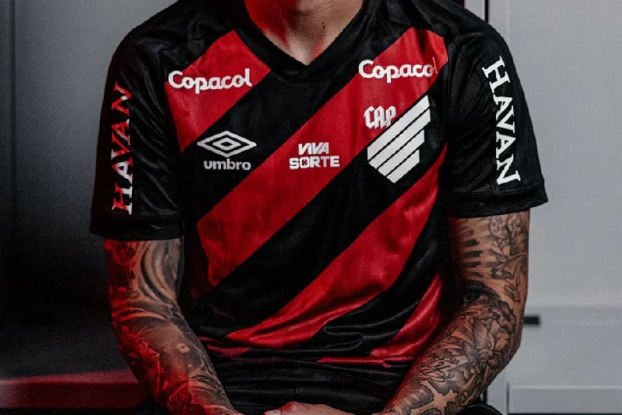 Athletico lança nova camisa inspirada em título da Sul-Americana; veja fotos
