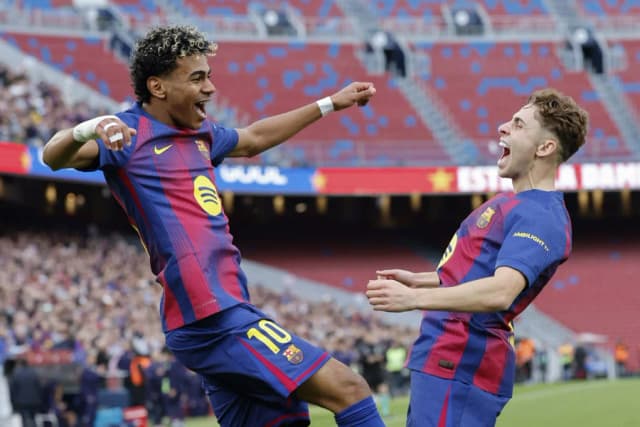 Lamine Yamal faz três gols, Barcelona goleia Villarreal e segue líder