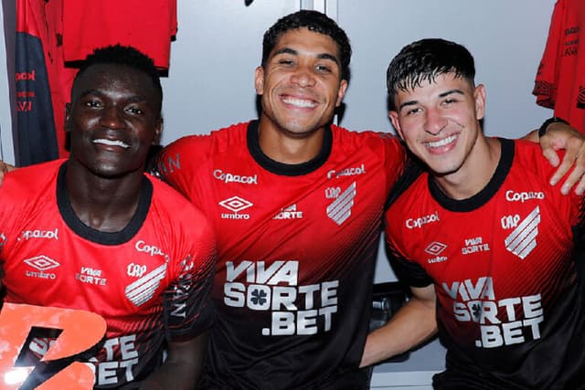 Viveros decide no fim, Athletico-PR vence Santos e mantém 100%