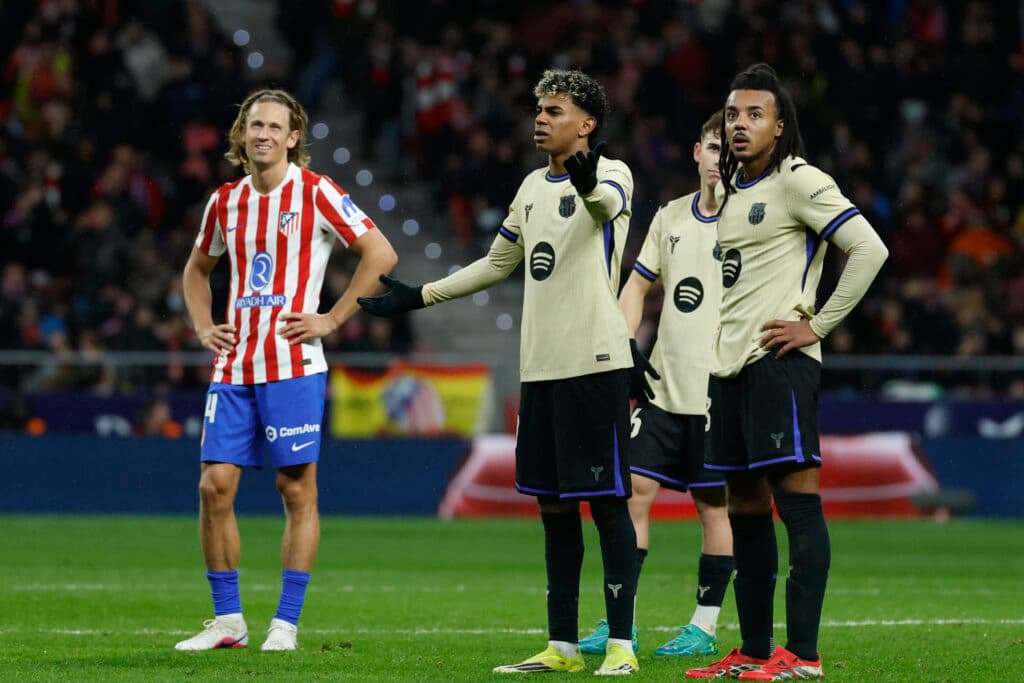 Deco critica Barcelona e arbitragem após goleada para o Atlético de Madrid