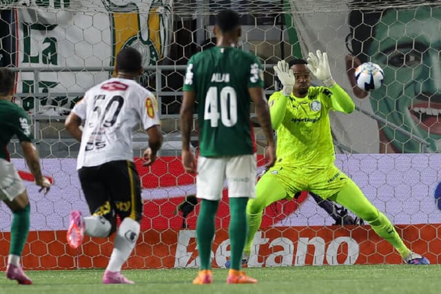 Carlos Miguel pega pênalti e Palmeiras bate Novorizontino no 1º jogo da final
