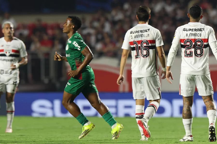 Palmeiras vence, amplia tabu contra o São Paulo e lidera isolado