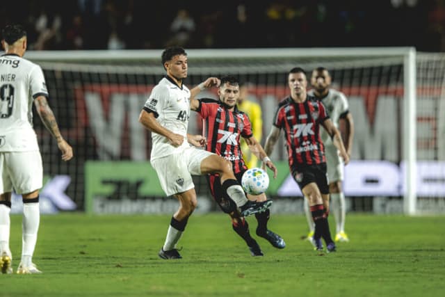 Vitória ignora domínio do Atlético-MG, é letal e vence no Barradão