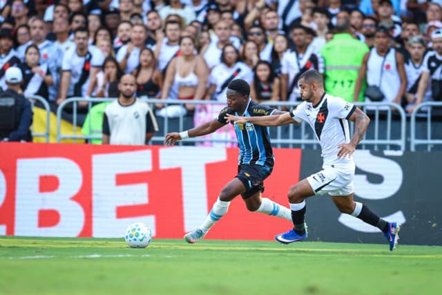 Léo Jardim brilha e Vasco castiga erros do Grêmio