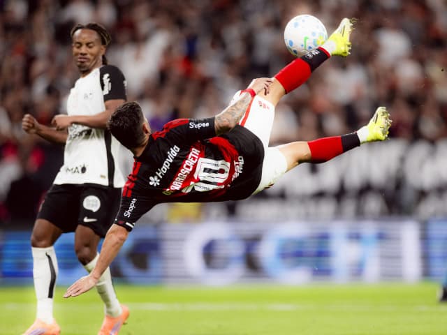 Corinthians e Flamengo empatam em jogo de arbitragem polêmica
