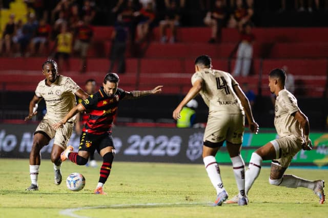 Árbitro admite erro ao não expulsar jogador com dois amarelos