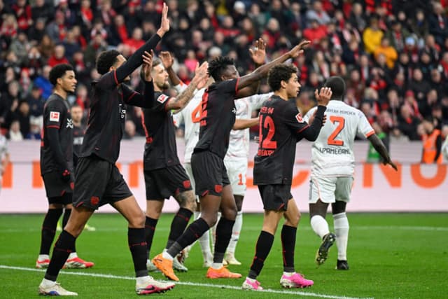 Leverkusen aproveita falha, vence Bayern de Munique e esquenta a Bundesliga
