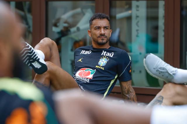 Danilo assume lateral da seleção brasileira contra Croácia